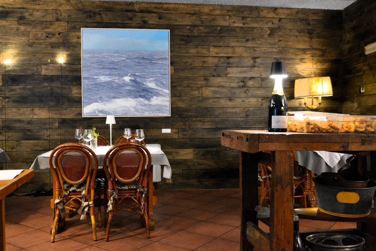 la sala con le pareti in legno